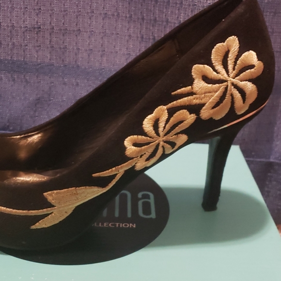 BLACK AND GOLD PUMPS - Picture 6 of 6